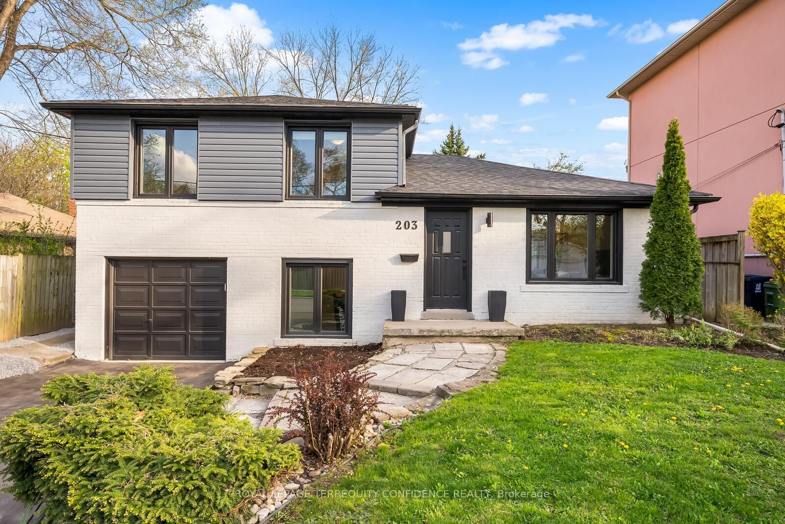 Photo de la propriété: 203 Churchill Avenue ON M2R 1E2