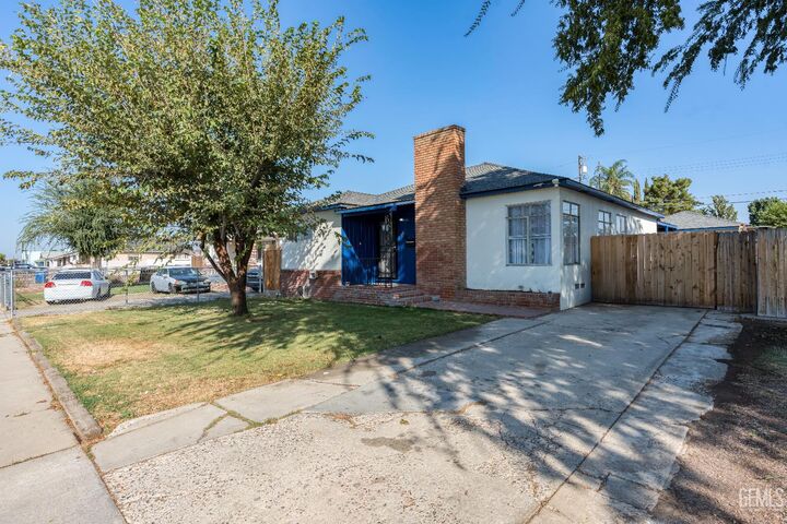 Property Photo: 428 Francis Street CA 93308