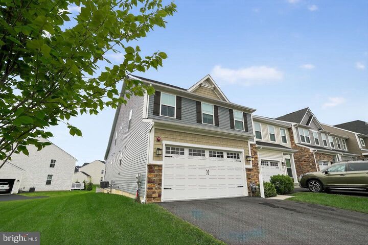 Property Photo:  701 Cascade Way  PA 19348 