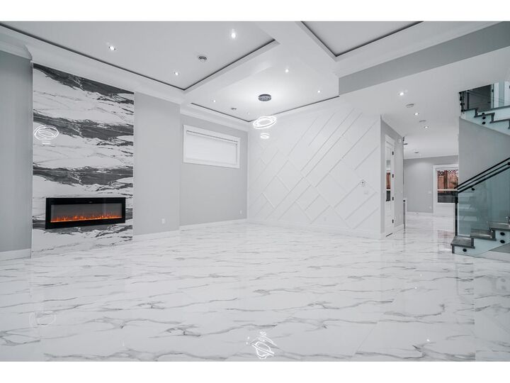 Photo de la propriété:  14220 114  BC V3R 5H3