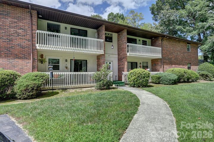 Property Photo:  103 Oakwood Place 3  NC 28792 