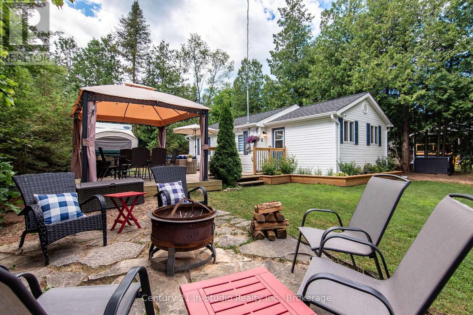Property Photo:  2 Hamilton Place  ON N0H 2G0 