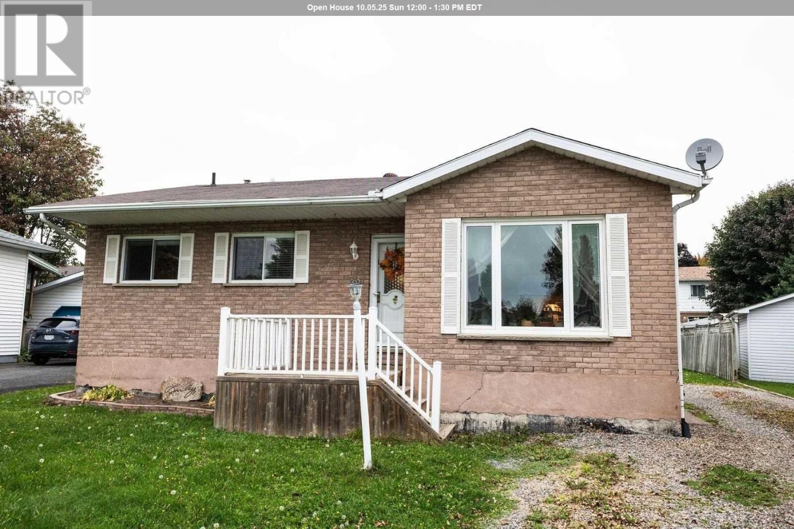 Photo de la propriété:  30 Sutton Pl  ON P6A 6B4 