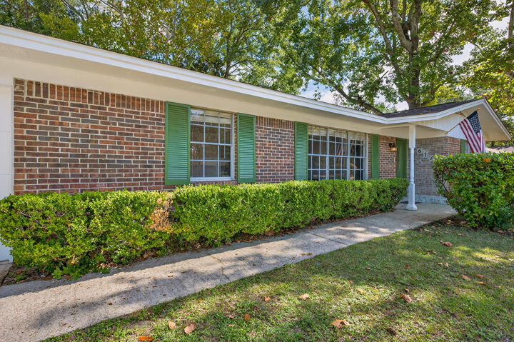 Property Photo:  614 NE Merioneth Drive  FL 32547 