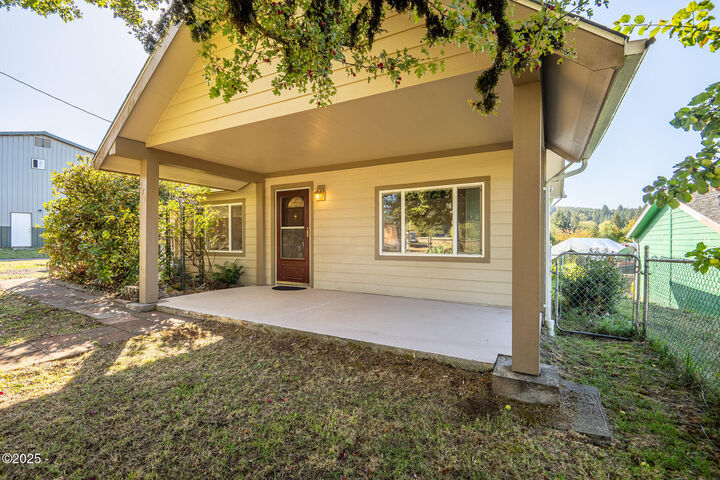Property Photo:  177 SE Egbert Avenue  OR 97380 