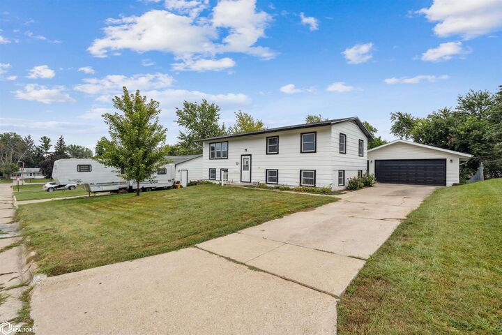 Property Photo:  1210 Glenwood Terrace  IA 50158