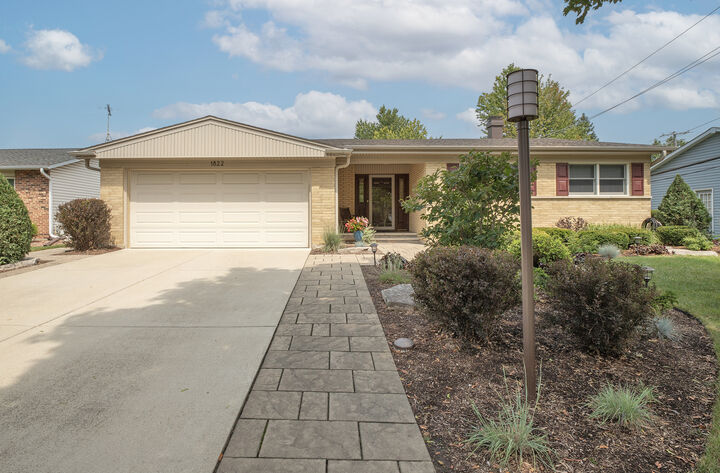 Property Photo:  1822 E Cree Lane  IL 60056 