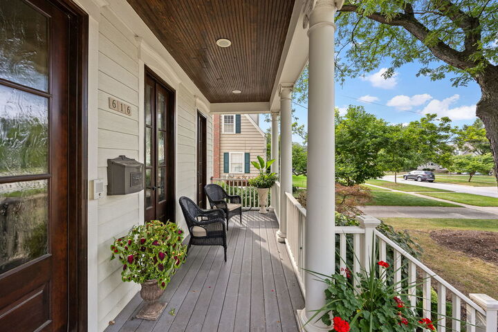 Property Photo:  616 E Indiana Street  IL 60187 