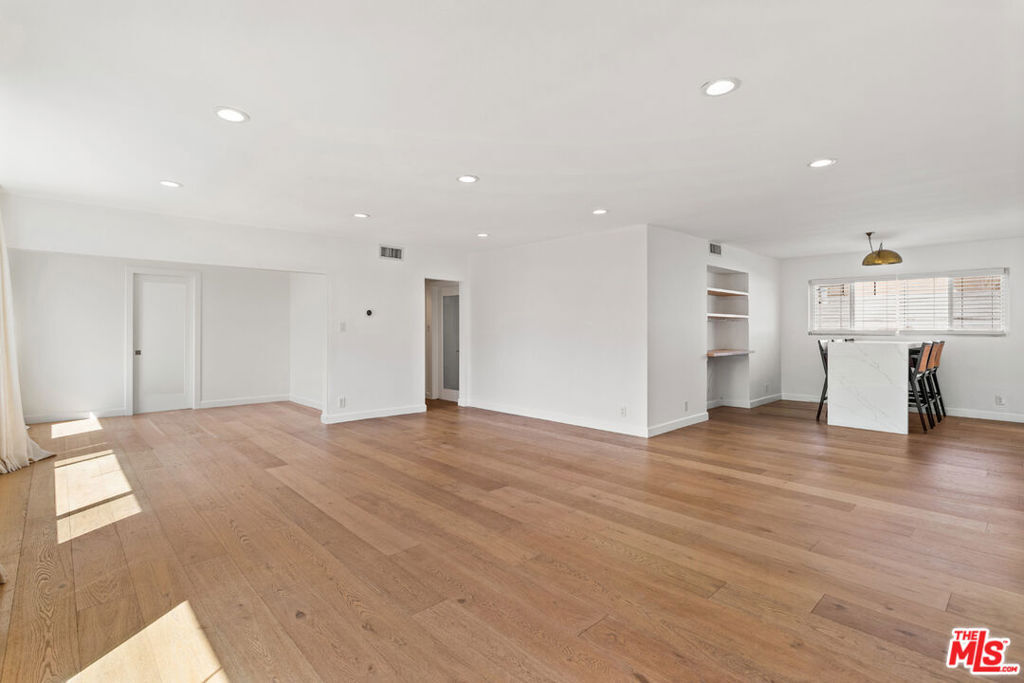 Property Photo:  1525 N Hayworth Avenue 302  CA 90046 
