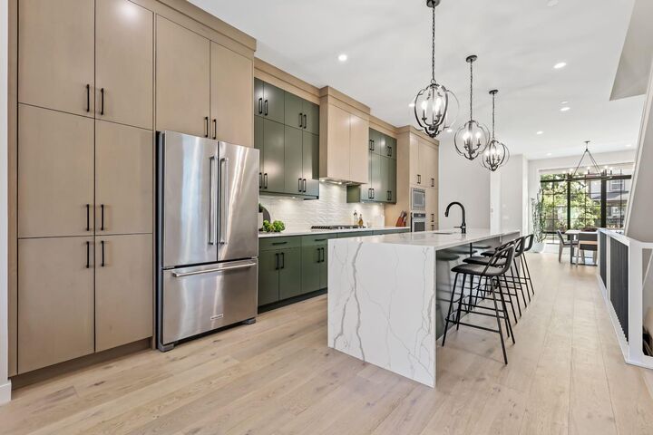 Photo de la propriété:  2319 16 Street SE  AB T2G 3R1 