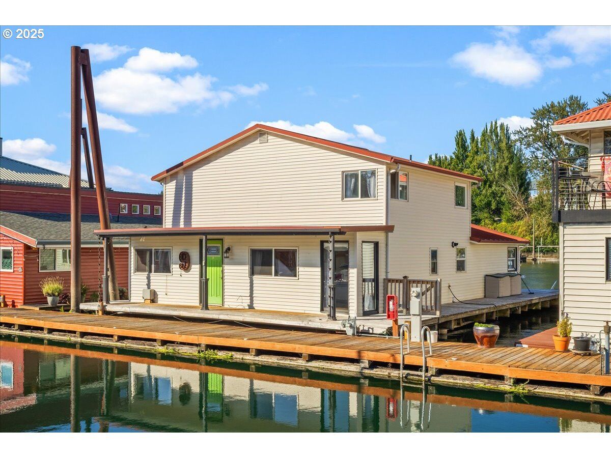 Property Photo: 205 N Bridgeton Rd 09W OR 97217