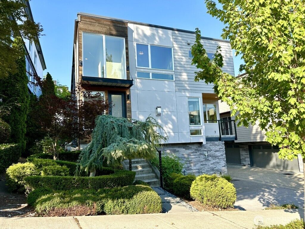 Property Photo:  212  4th Avenue 1  WA 98033 