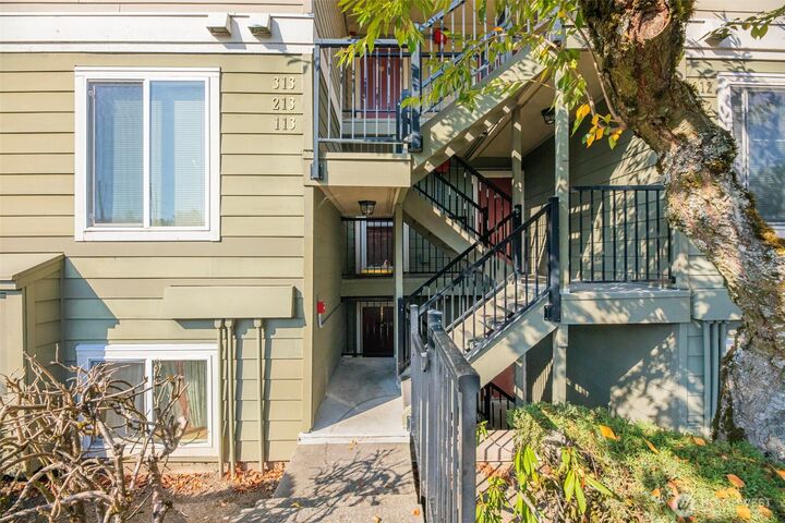 Property Photo:  3233 NE 12th Street 313  WA 98056 