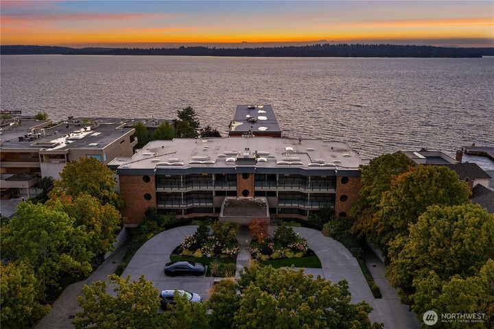 Property Photo:  725  1st Street S 302  WA 98033 