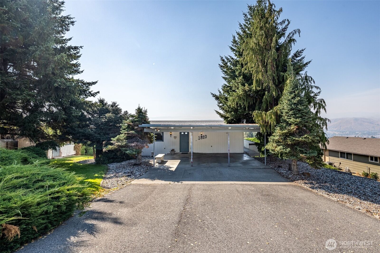 Property Photo: 1810 9th Street NE WA 98802