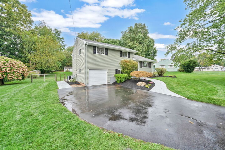 Property Photo:  20 Robert Drive  CT 06074 