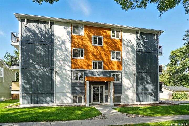 Property Photo: 719 10th Street E 1 SK S7H 0H2