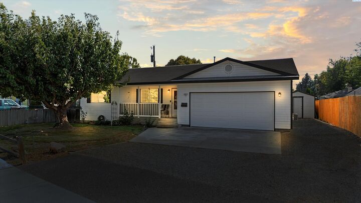 Property Photo:  1231 W 1st Ave  WA 99336 