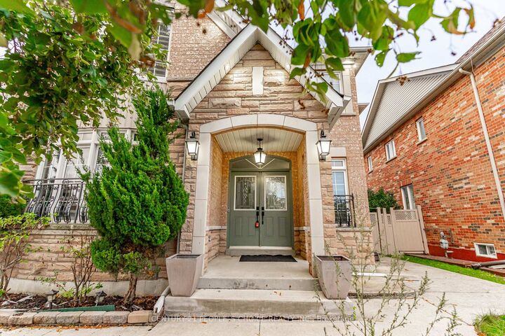 Property Photo:  39 Huntspoint Drive  ON L6P 2E9 