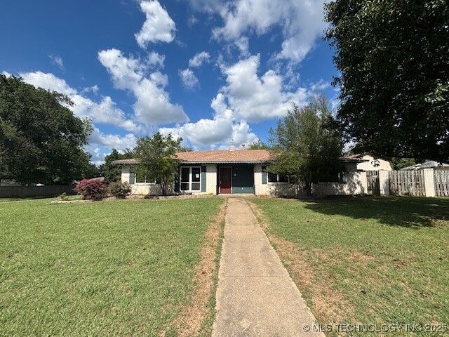 Property Photo: 711 E Lucy Avenue OK 74955