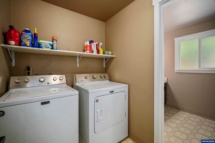 Property Photo: 915 Koala St N OR 97303
