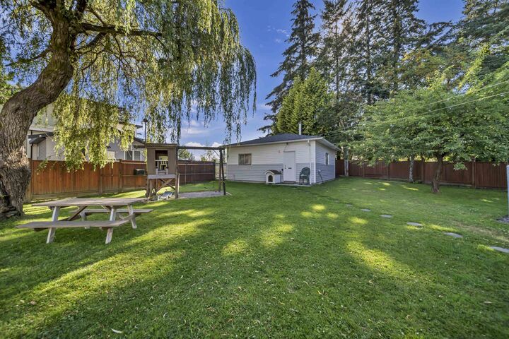 Photo de la propriété:  12448 97B Avenue  BC V3V 2H8 