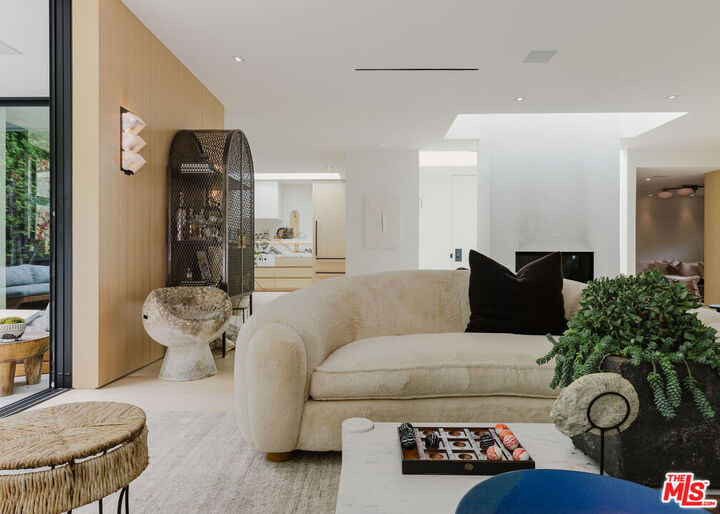 Property Photo:  1952 N Beverly Dr  CA 90210 