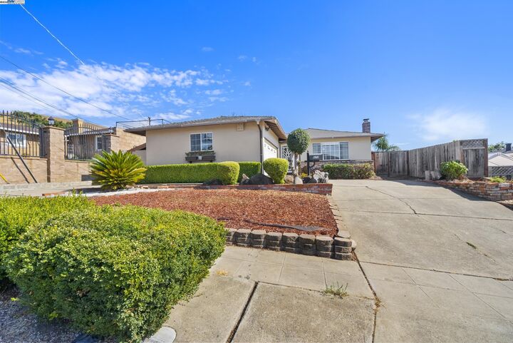 Property Photo: 677 Fairway St CA 94544