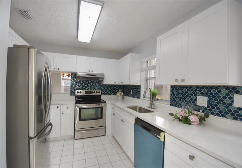 Property Photo:  4801 Grapevine Way 4801  FL 33331 