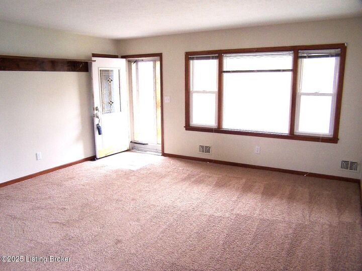 Property Photo:  1051 Franelm Rd  KY 40214 