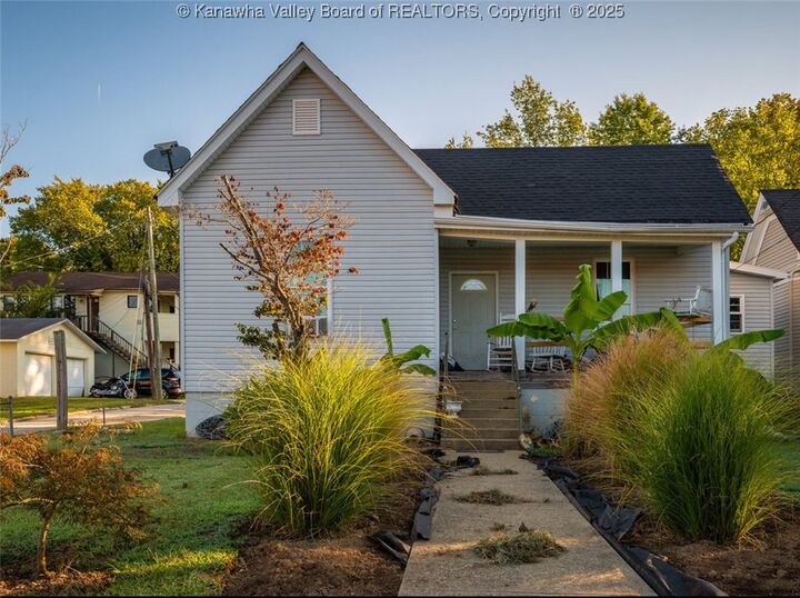 Property Photo:  1550 Hansford Street  WV 25311