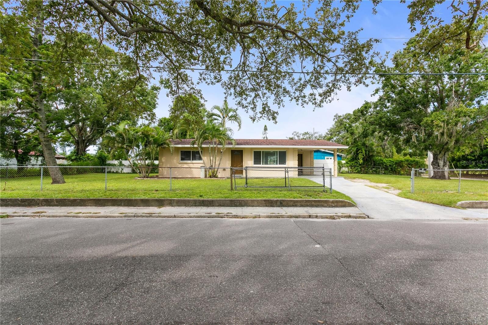 Property Photo:  1904 5th Street W  FL 34205 