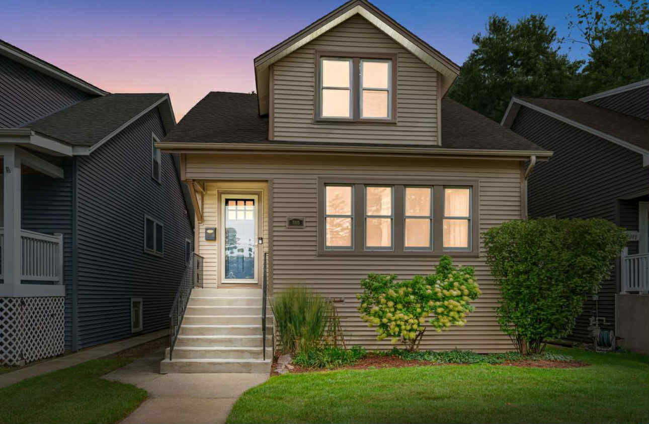 Property Photo: 7005 N Osceola Avenue IL 60631