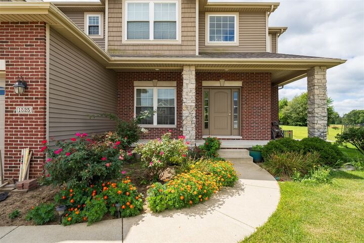 Property Photo:  1525 Stoneroller Circle  IL 61705