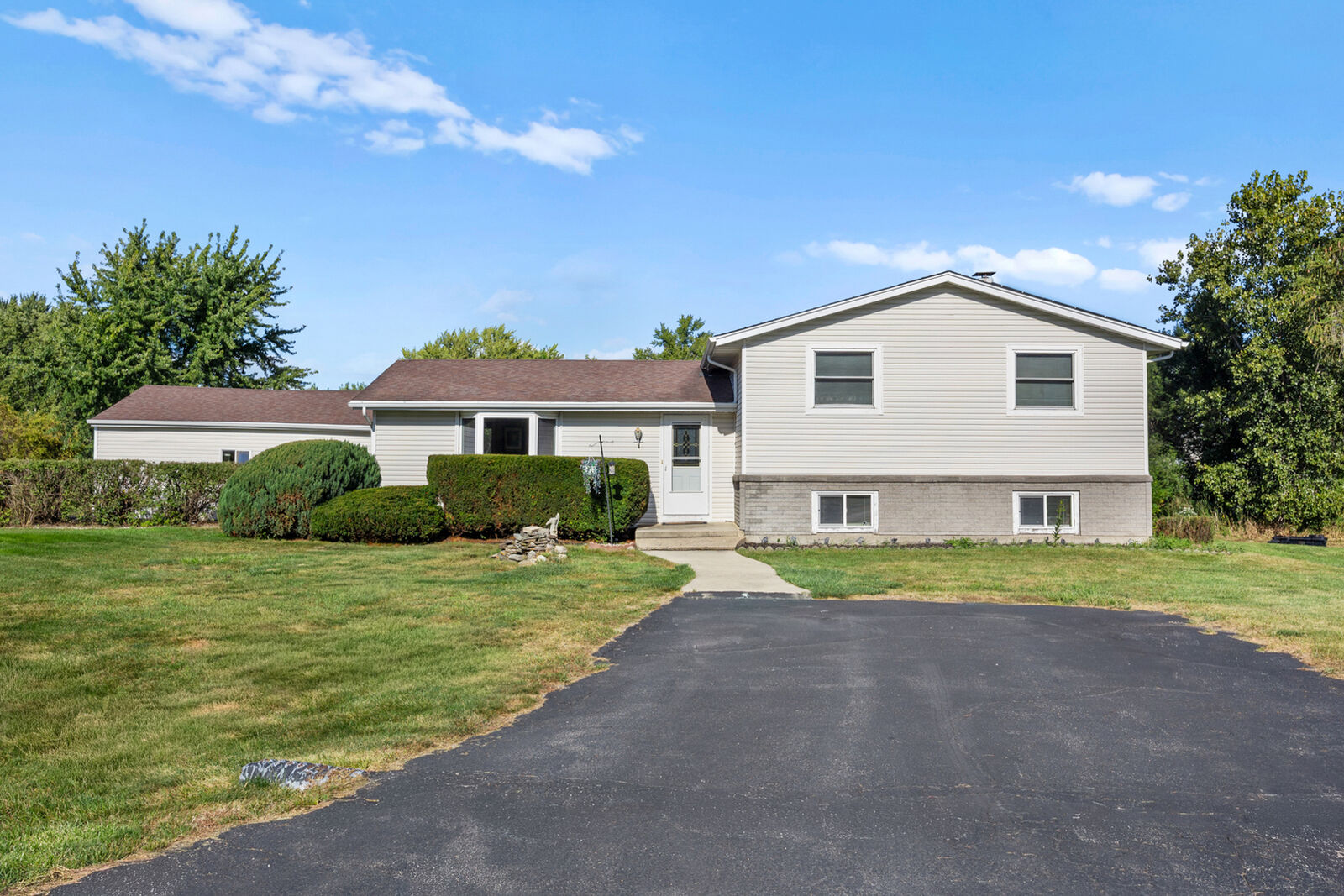 Property Photo: 215 Tollview Court IL 60136