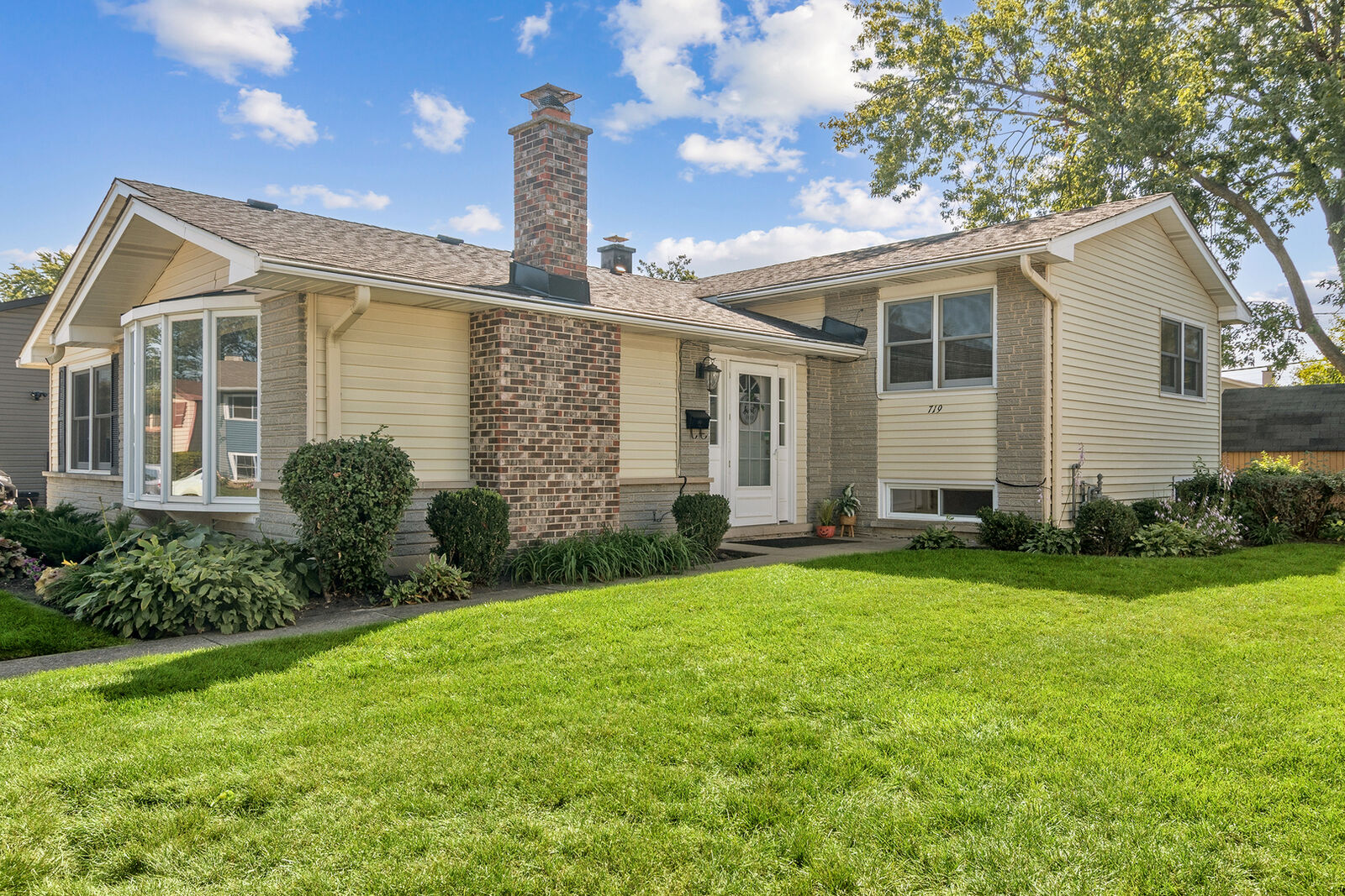 Property Photo: 719 Westmere Road IL 60016