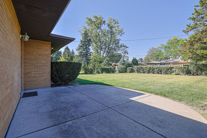 Property Photo: 650 Patricia Lane IL 60016