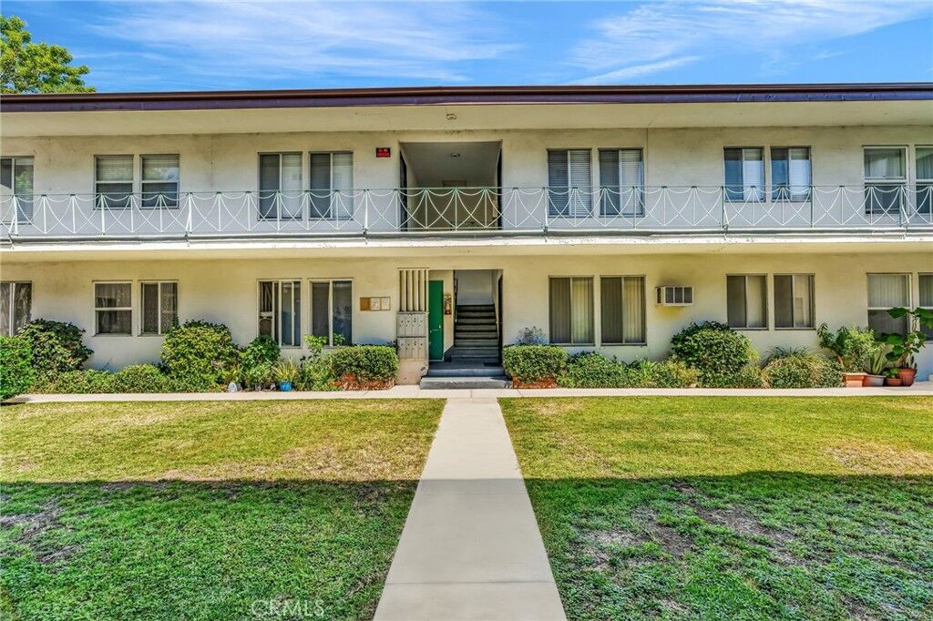 Property Photo: 5828 Unit 12A Whitsett CA 91607