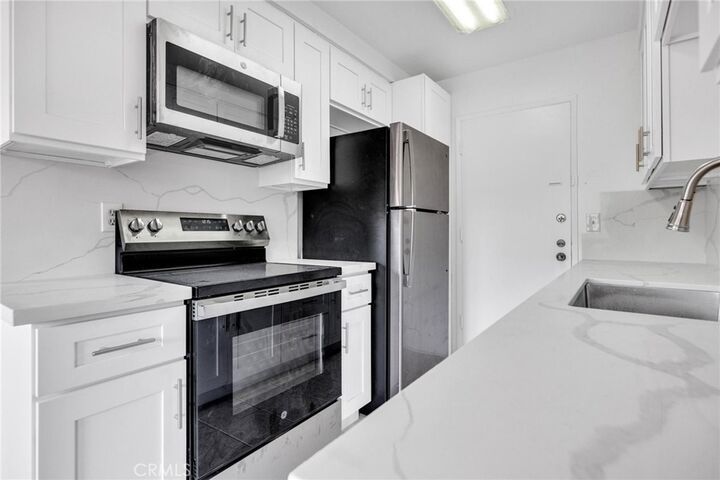 Property Photo:  525 N Sycamore Avenue 326  CA 90036 