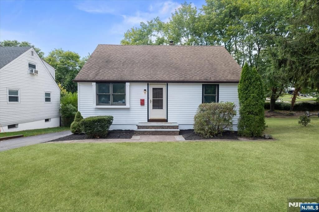 Property Photo:  499 Goffle Road  NJ 07481 