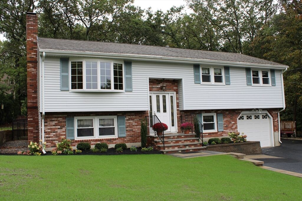 Property Photo:  6 Oak Knoll Drive  MA 01801 