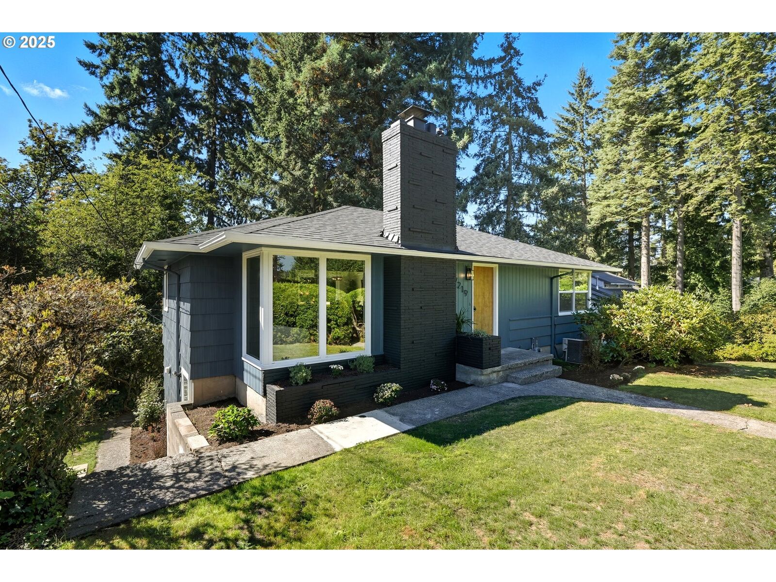 Property Photo:  17219 SE River Rd  OR 97267 