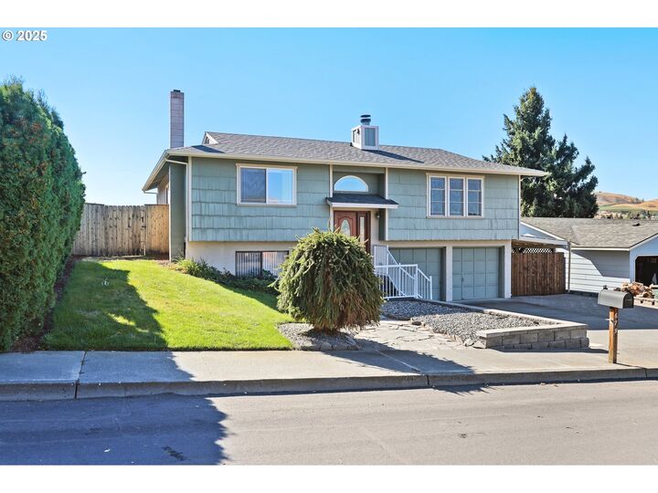 Property Photo:  679 Brentwood Dr  OR 97058 