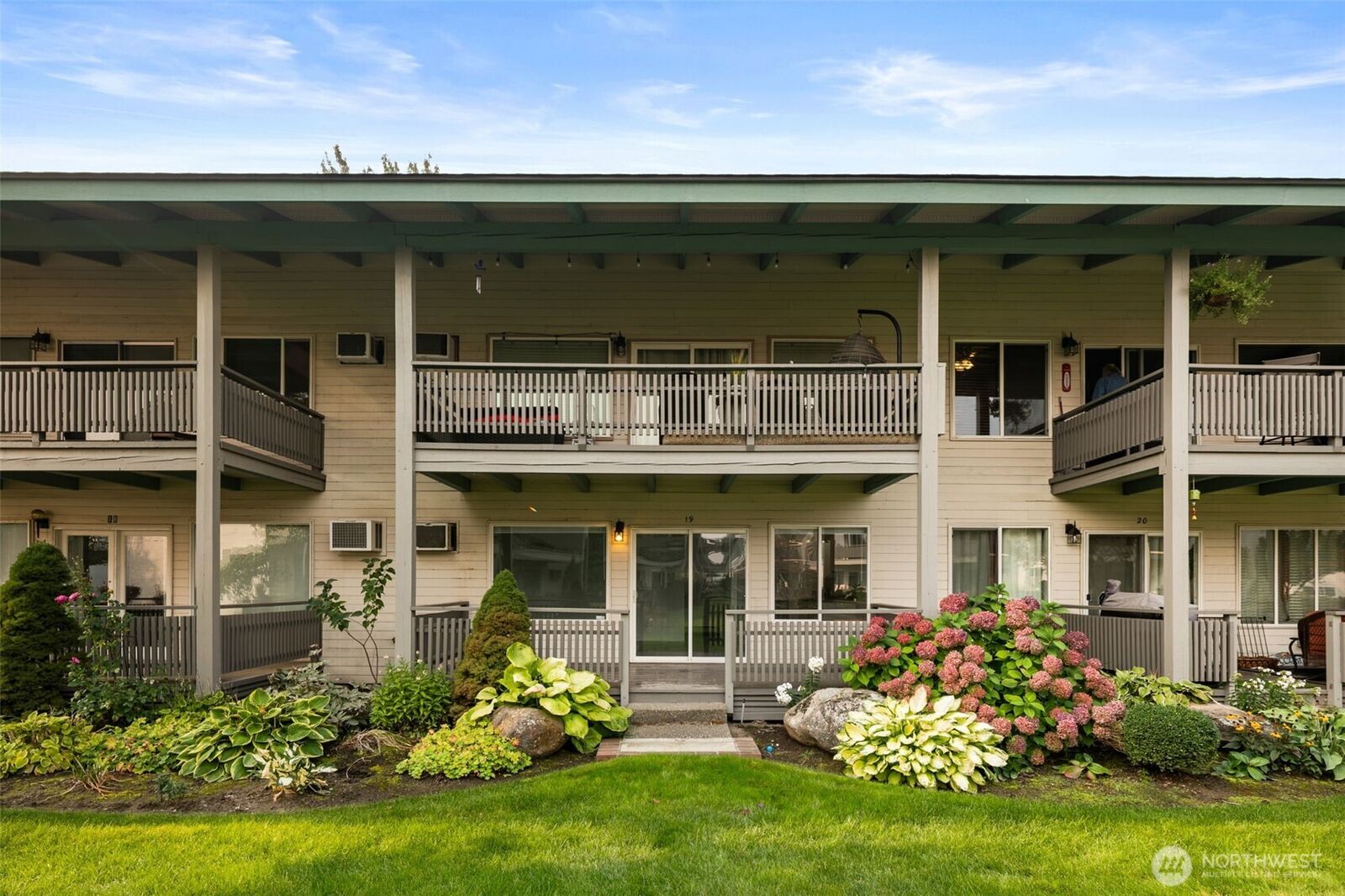 Property Photo: 10 S Cove Ave 19 WA 98801