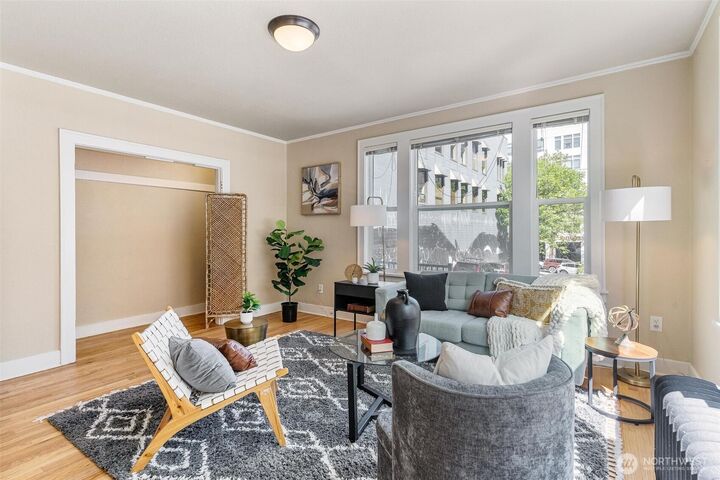 Property Photo:  905 NE 43rd Street 111  WA 98105 
