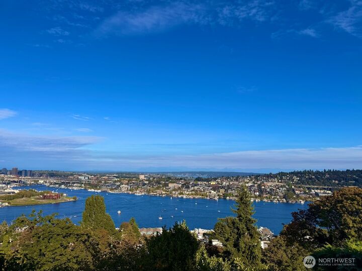 Property Photo:  2202  5th Avenue N  WA 98109 