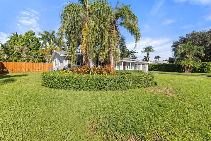 Property Photo: 11220 SW 99th Ct FL 33176