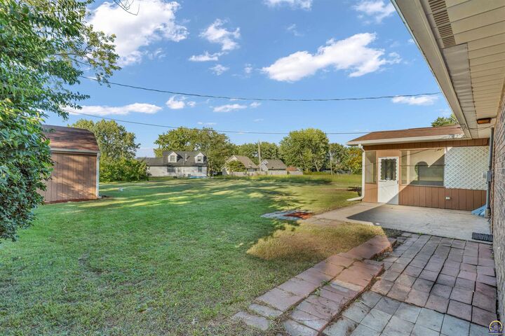 Property Photo: 2300 SE 29th St KS 66605