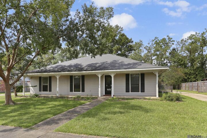 Property Photo: 1416 Shadybrook Dr LA 70816