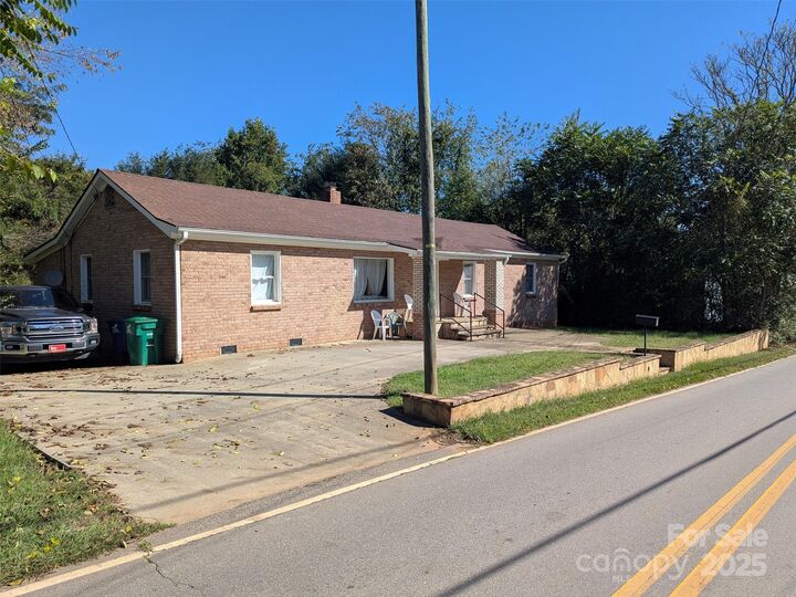 Property Photo:  537 Deaverview Road  NC 28806 
